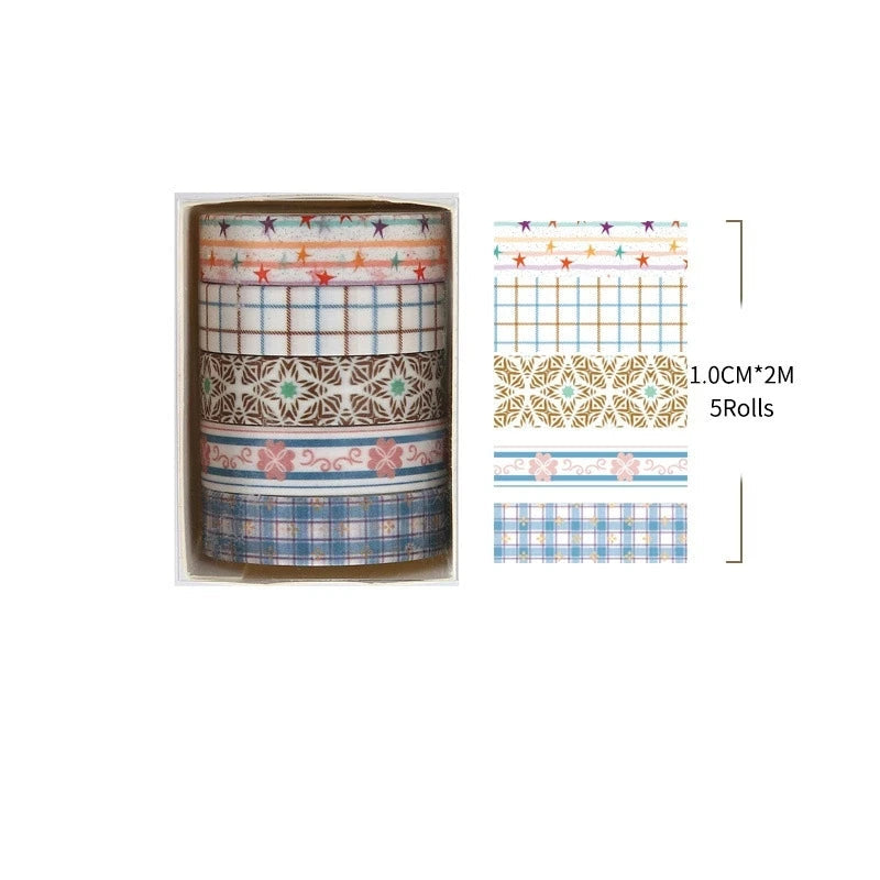 Set of washi tape rolls with patterns in a box, showing measurements and product code.